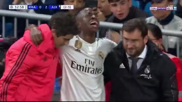 فيديو: إصابة فينيسيوس جينيور وخروجه باكياً في مباراة ريال مدريد واياكس
