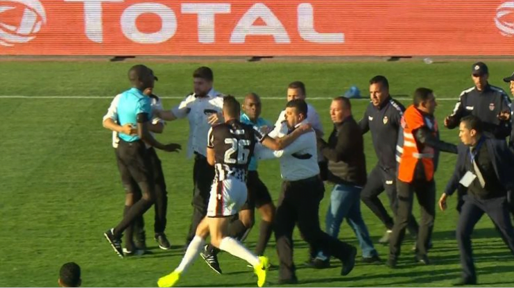 الحكم السنيغالي ندياي يتهم 7 لاعبين تونسيين بالاعتداء عليه وعقوبات ثقيلة تنتظر الصفاقسي