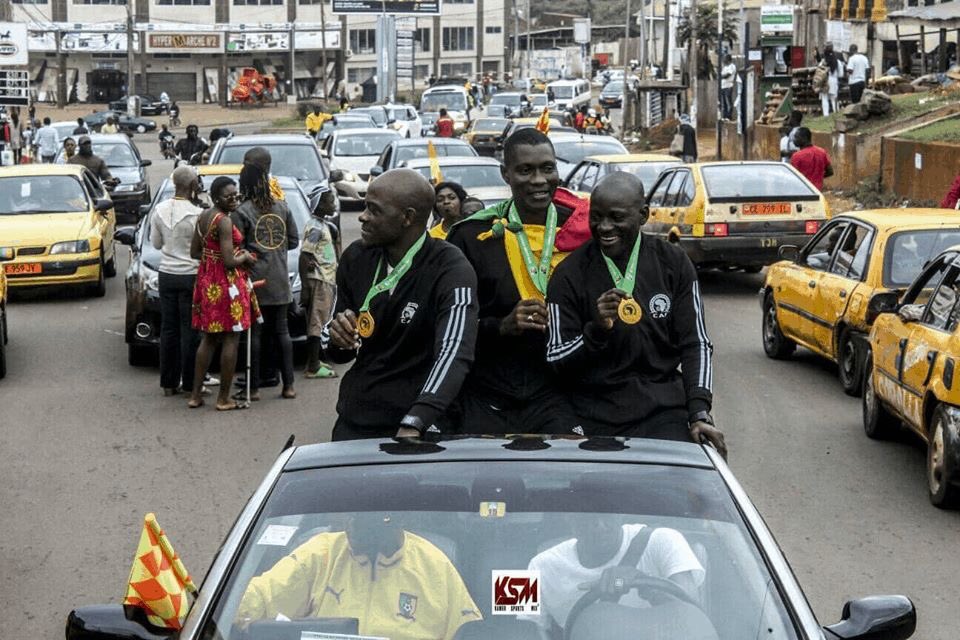 الكاميرون تحتفل بحكام نهائي أمم أفريقيا في شوارع العاصمة.. صور